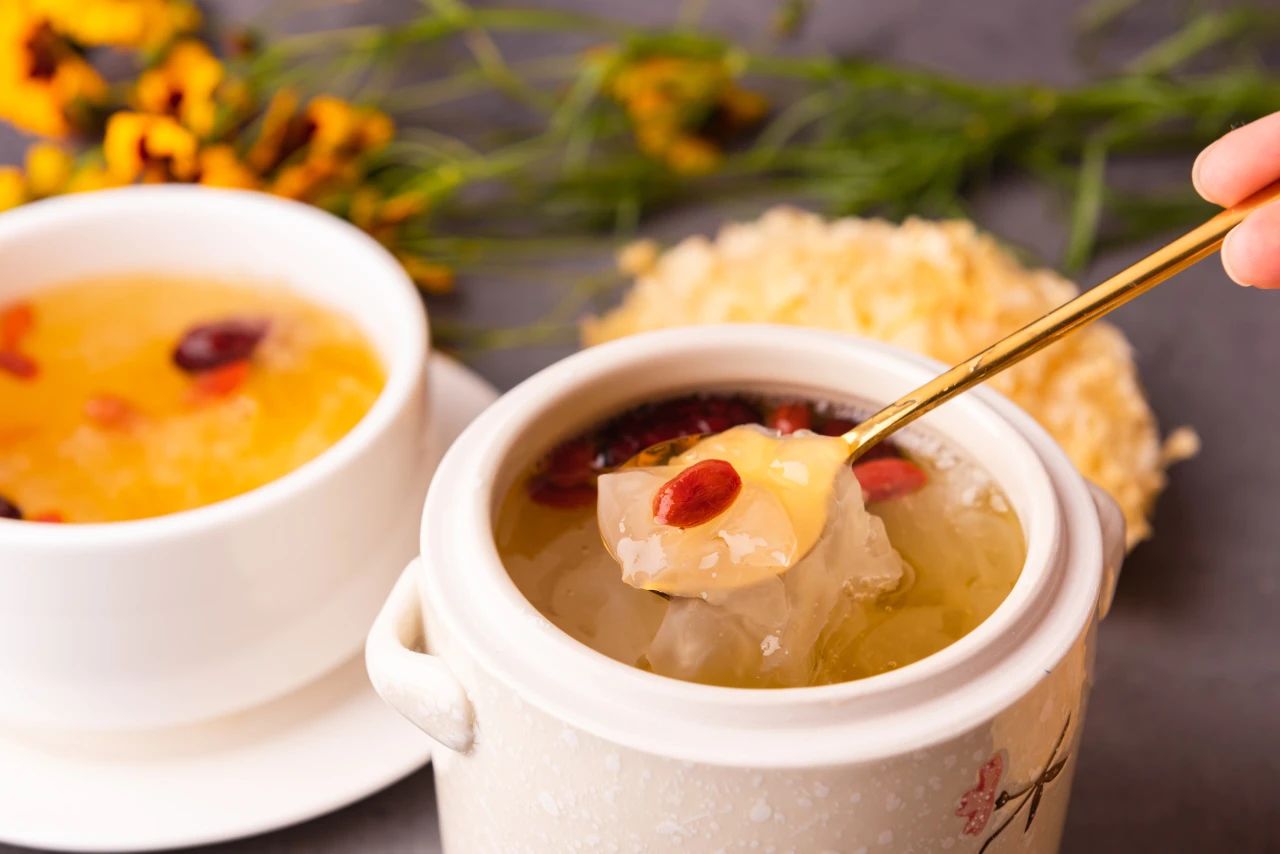 “中藥+奶茶”，這屆年輕人的養(yǎng)生局有多野？