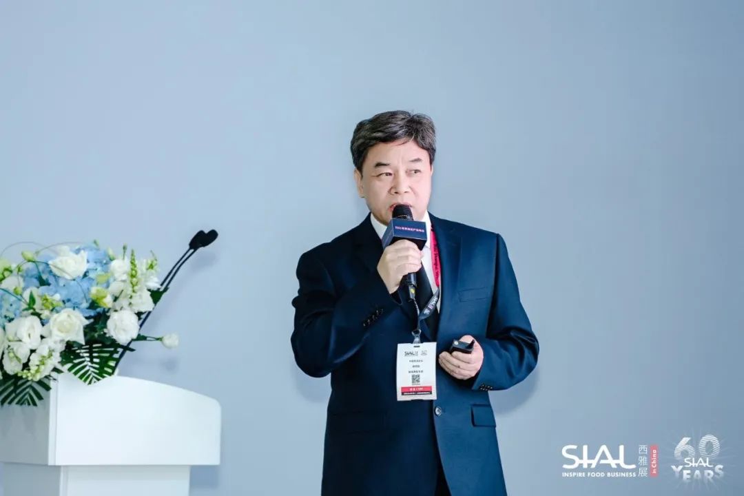 海關(guān)總署進(jìn)出口食品安全局原一級(jí)巡視員，海關(guān)一級(jí)關(guān)務(wù)監(jiān)督關(guān)銜，中國報(bào)關(guān)協(xié)會(huì)智庫高級(jí)專家徐明煥